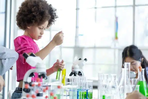 Expérience scientifique amusante pour renforcer l’apprentissage des enfants